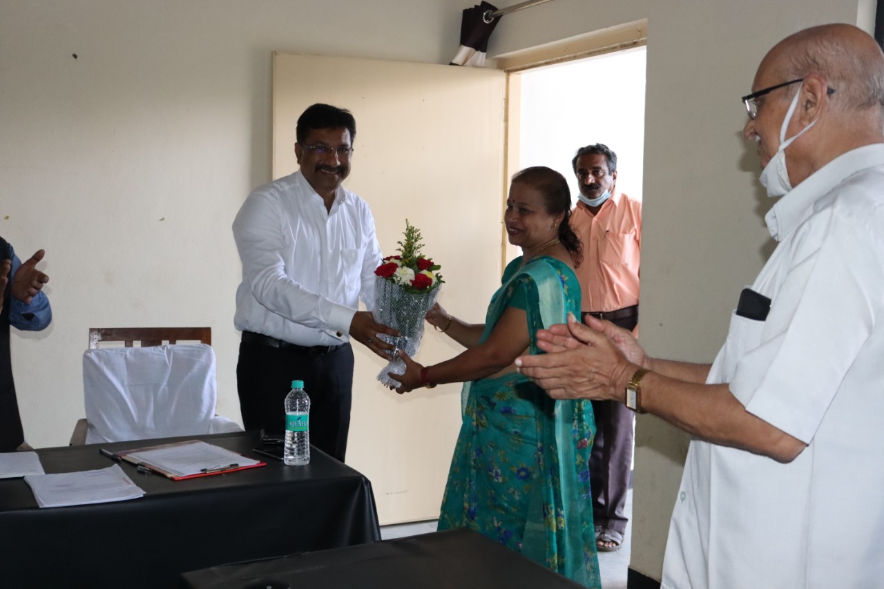 Dr. Kalpana Gangatirkar Felicitated by Adv. Abhijit Kapse
